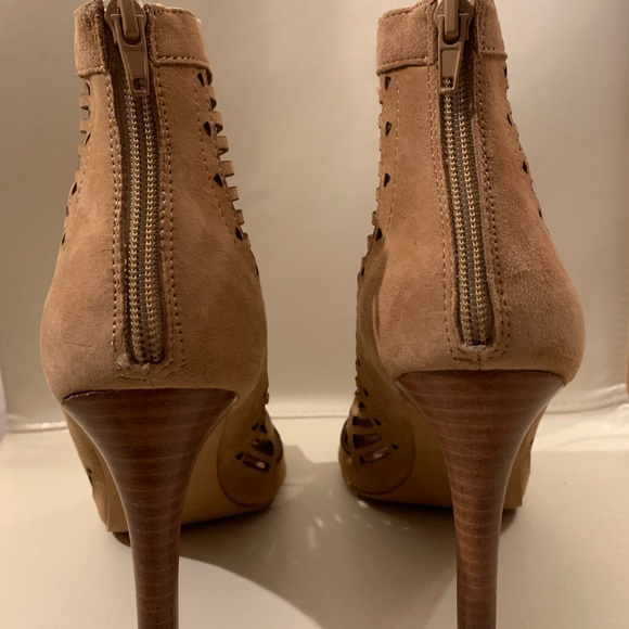 NEW Crown Vintage 4” lace up bootie stilettos. - Picture 4 of 9